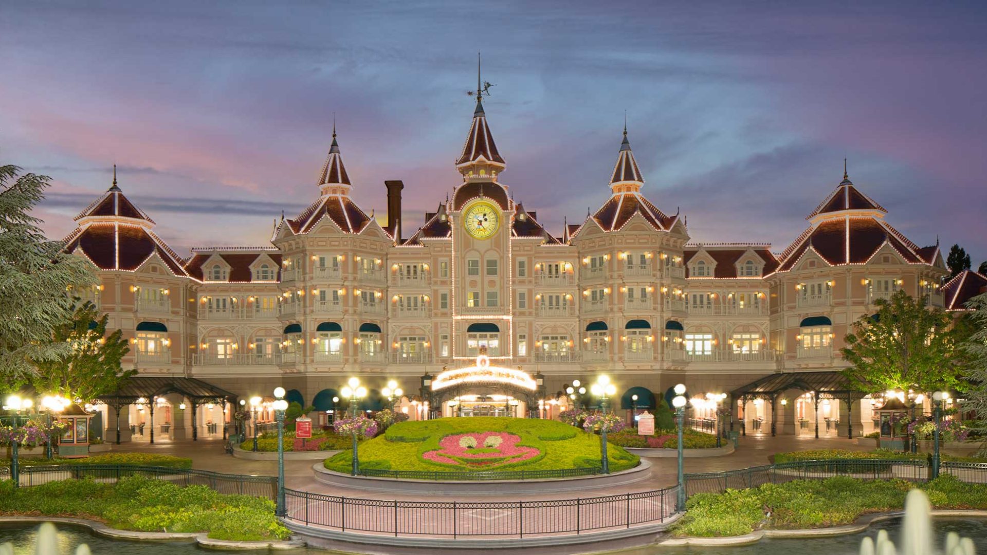 Disneyland-Hotel-at-Disneyland-Paris
