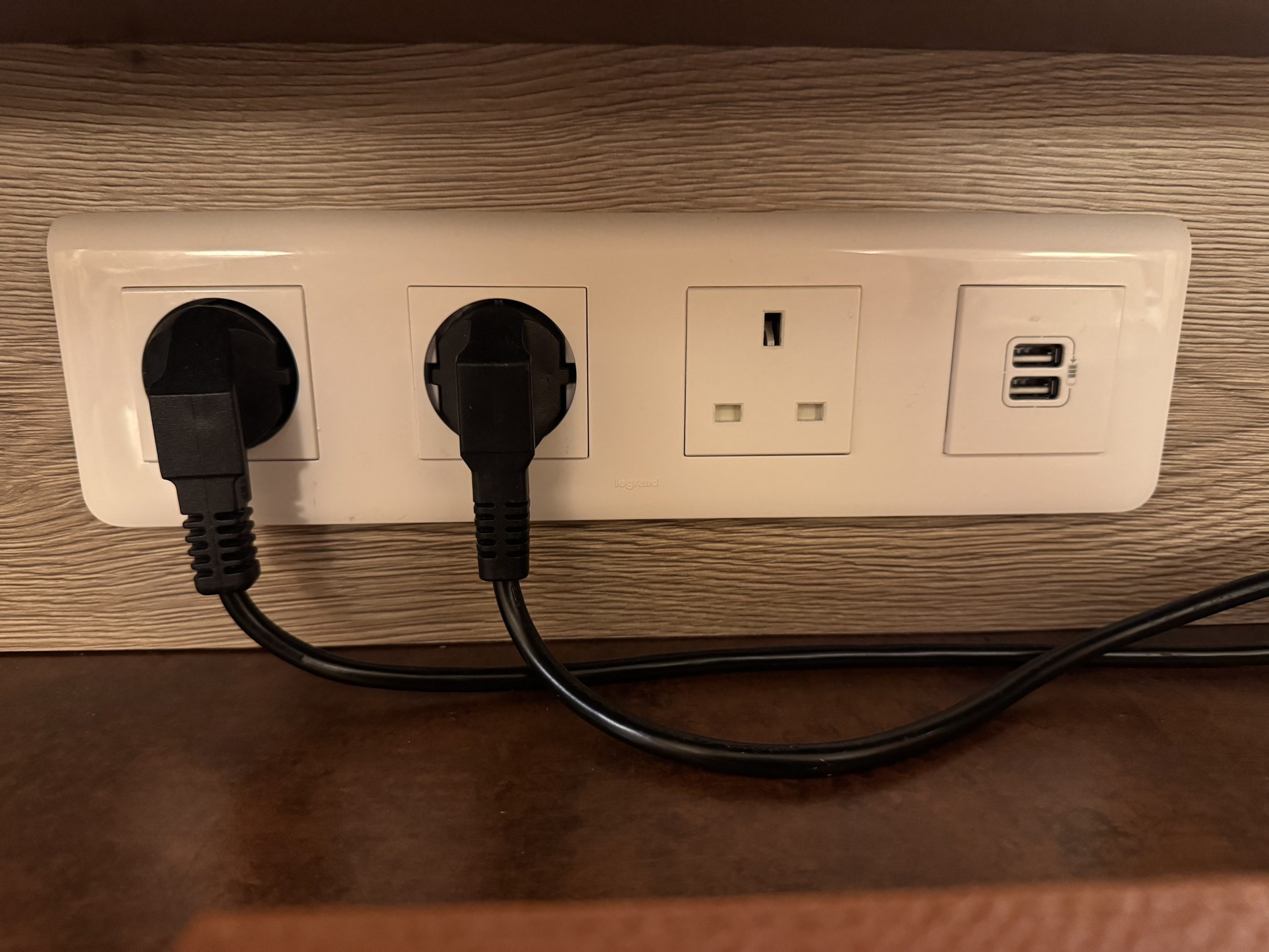 plug options inside Hotel Cheyenne (Disneyland Paris) - border pattern