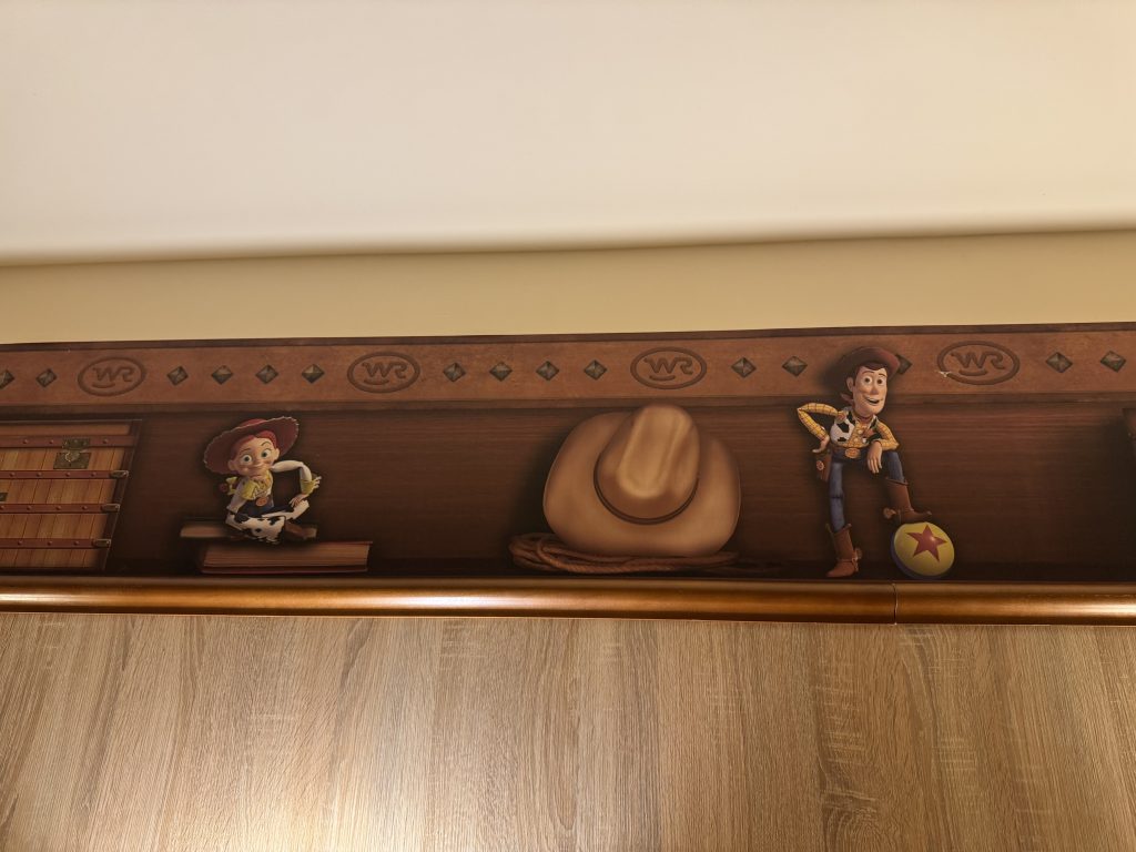 room details at Hotel Cheyenne (Disneyland Paris) - border pattern
