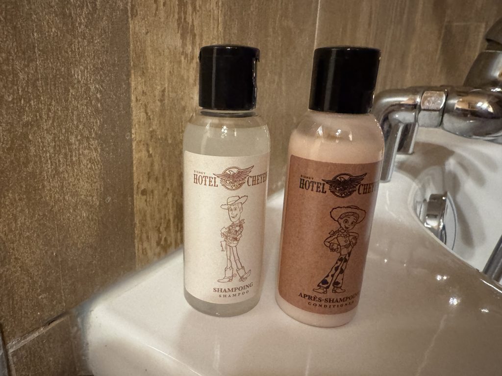 room amenities at Hotel Cheyenne (Disneyland Paris) - border pattern