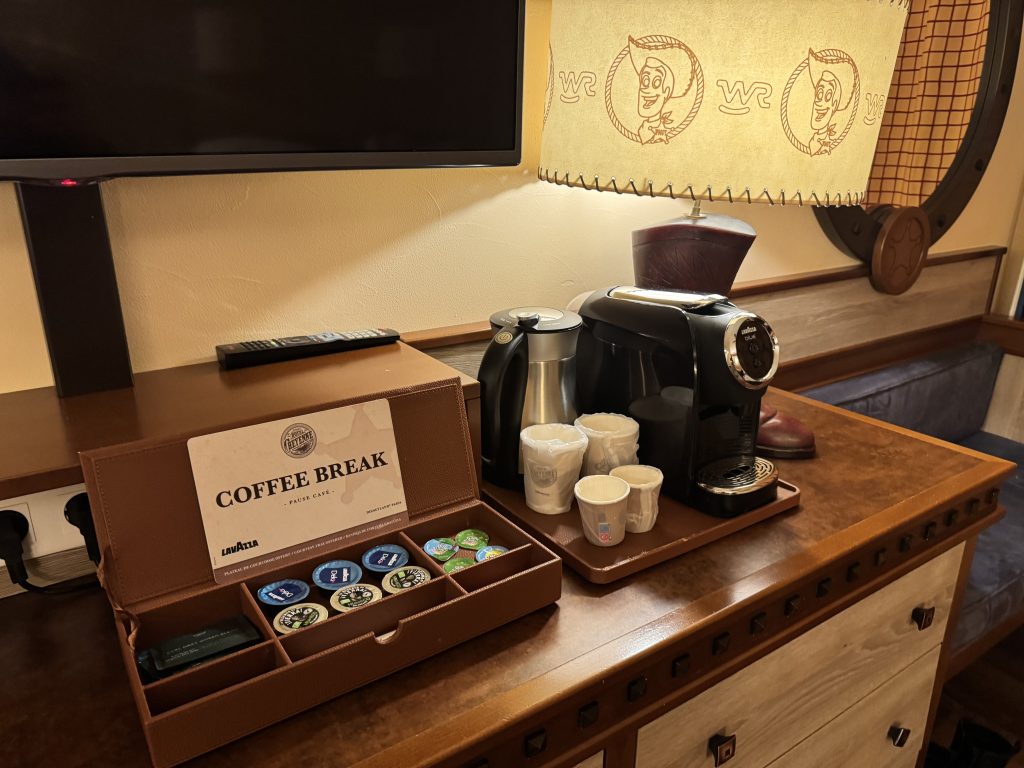 room amenities at Hotel Cheyenne (Disneyland Paris) - border pattern