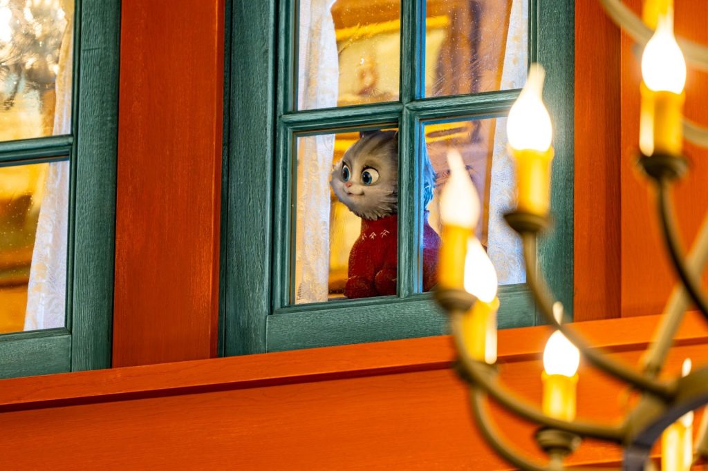 Cat-in-World-of-Frozen-at-Disneyland-Paris