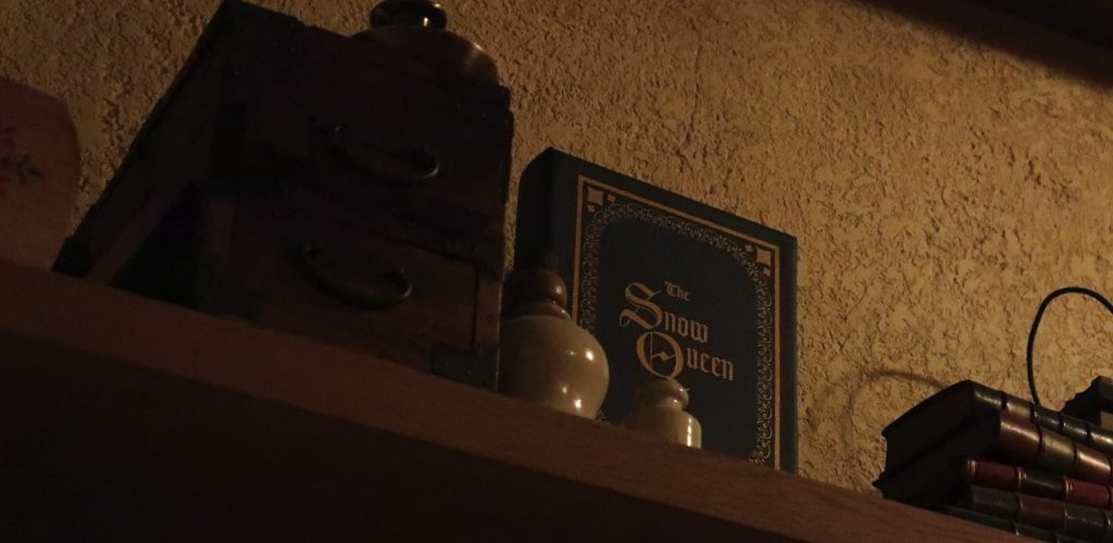 snow-queen-book-world-of-frozen-easter-egg